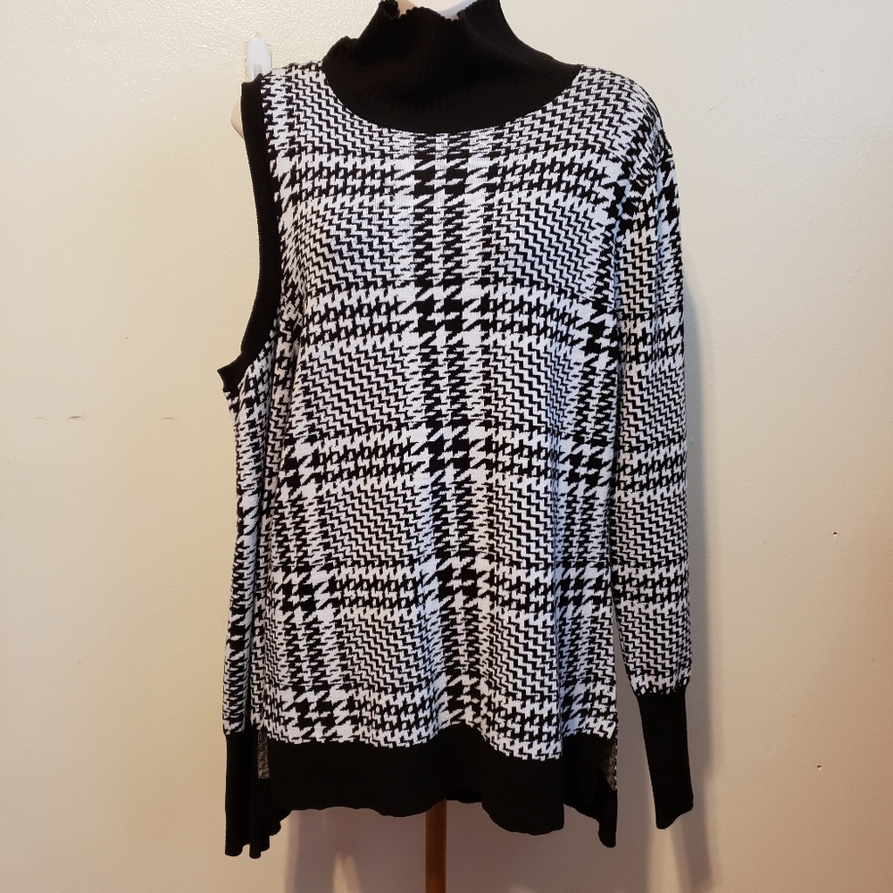 Soho NY and Company houndstooth tunic length open shoulder turtleneck top